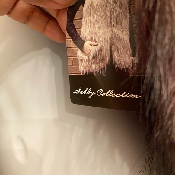 Debby Collection Faux Fur Vest - Picture 5 of 6